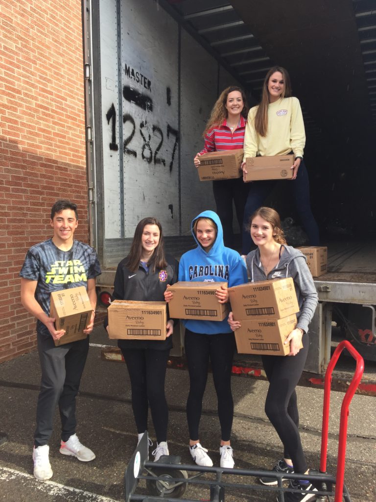 VolunteersLoadingTruck